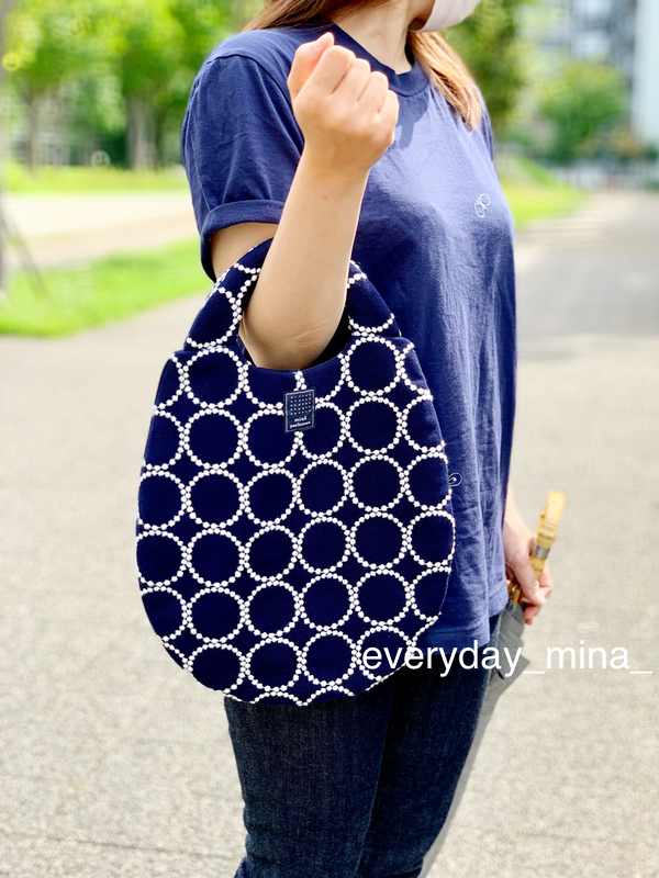 【実践レビュー】ミナペルホネンのエッグバッグ、荷物はどのくらい入る？愛用者のリアルなバッグの中身